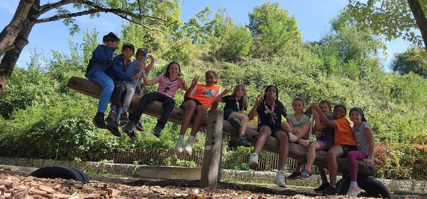 Ensemble de jeunes sur une bascule.